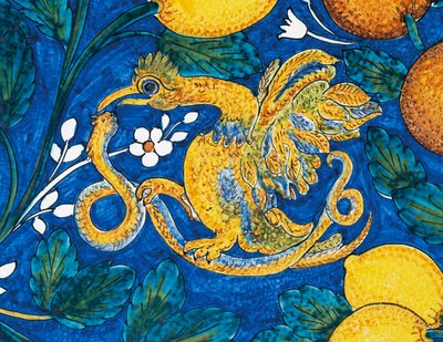 Agrumes, fleurs et oiseaux sur fond bleu, détail décoratif de table, majolique émaillée en pierre de lave, manufacture Salvatore Gurreri, Caltagirone, Sicile, Italie, 20e siècle - Salvatore Gurreri manufacture
