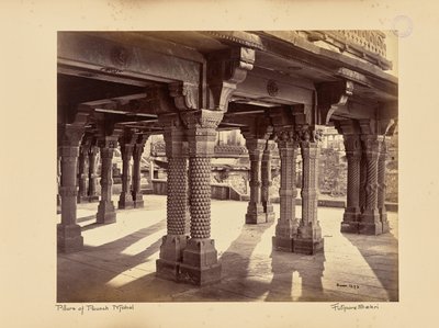 Fatehpur Sikri ; piliers sculptés dans le Panch Mahal - Samuel Bourne