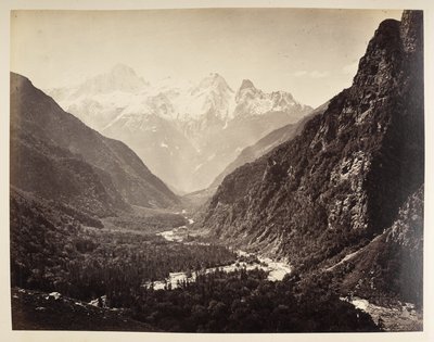 Vue plongeante sur la gorge de la rivière et une arche rocheuse naturelle, encadrée par des arbres, sur le Gange à Bhaironghati. Album de photographies de l