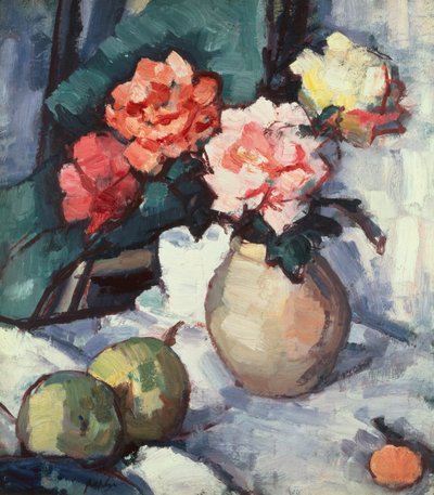Roses mélangées dans un vase brun avec une tasse, une soucoupe et des pommes - Samuel John Peploe