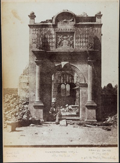 Samuel Smith assis devant le Hunstanton Hall en ruine - Samuel Smith