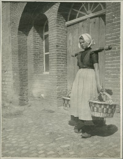 Femme avec deux paniers, photographie de Voyages en Europe et en Afrique du Nord - Sarah Van Doren Shaw