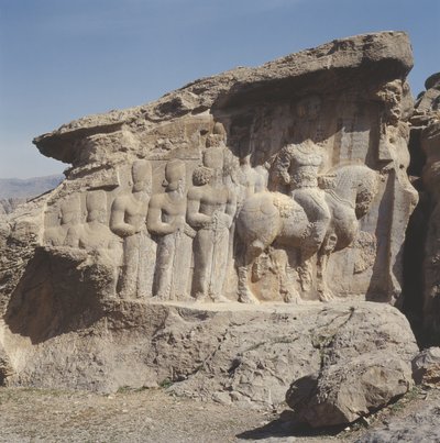 Relief rocheux représentant Shapur I (241-272 ap. J.-C.) et sa famille portant des emblèmes héraldiques sur leurs chapeaux, avec une inscription trilingue sur le cheval en grec, parthe et moyen-perse - Sasanian