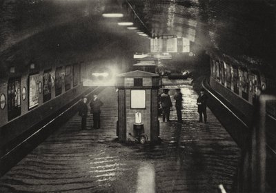 Berlin : Station de Métro Inselbrücke (photo n/b) - Sasha Stone