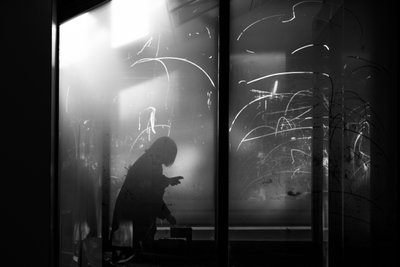 Silhouette onirique à la fenêtre - Satoshi Hata