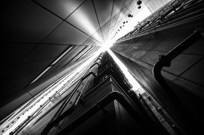 Ascension dans la ville géométrique - Satoshi Hata