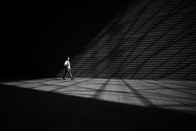 Un homme entre lumière et ombre - Satoshi Hata
