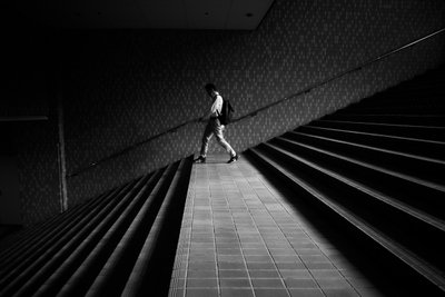 Un homme sur un escalier géométrique - Satoshi Hata