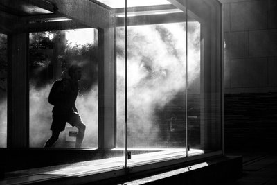 Coureur urbain aux allures enfumées - Satoshi Hata