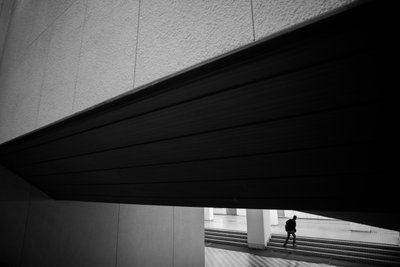 Une silhouette solitaire montant un escalier - Satoshi Hata