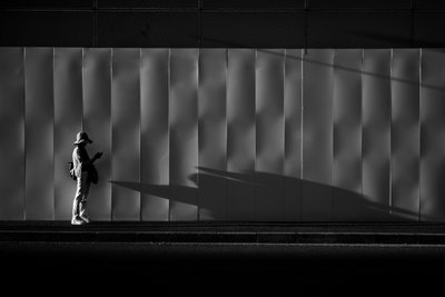 Silhouette solitaire dans la rue - Satoshi Hata