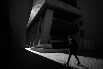 Chemin urbain dans la lumière - Satoshi Hata