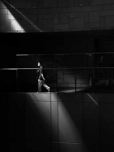Marcher dans la lumière - Satoshi Hata