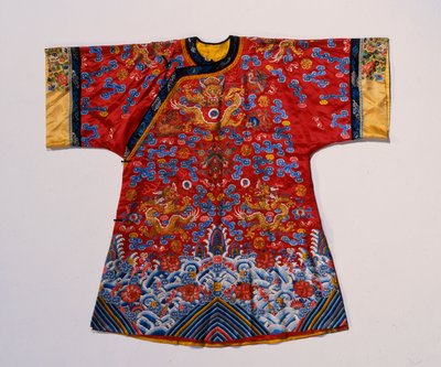 Robe semi-formelle en satin rouge brodée de soies et de fil doré avec des dragons au milieu de nuages défilants au-dessus d