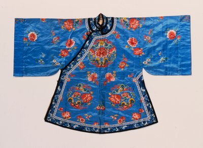 Robe informelle en satin bleu myosotis, brodée de soies avec des médaillons de pivoines et de papillons éparpillés avec des fleurs de lotus, des pêches et d
