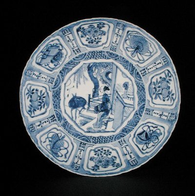 Assiette kraak bleue et blanche peinte avec une dame et un cerf, Wanli - School Chinese