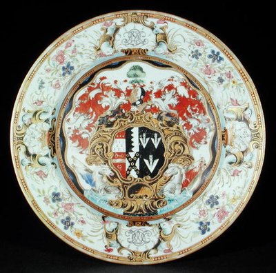 Assiette peinte en émaux famille rose dans le style Rococo avec les armoiries de Leake Okeover Esq., période Kangxi (1662-1722) - School Chinese