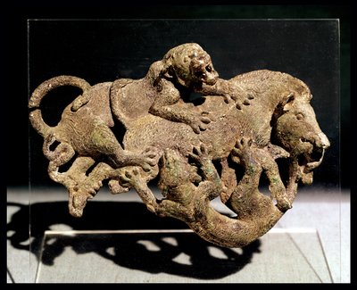 Plaque ornementale représentant un sanglier luttant avec deux tigres, de la Tombe 3 à Shih-chai-shan, Province du Yunnan, Dynastie Han occidentale, 2e-1er siècle av. J.-C. - School Chinese
