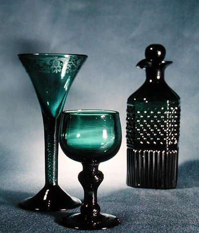 De gauche à droite : Verre à vin décoré, verre rond et carafe, fin 18e-début 19e siècle - School English