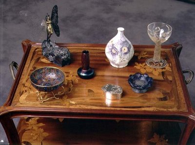 Vase en verre irisé de Loetz, un bol en pâte de verre par Argy Rousseau et un verre avec décoration moulée et gravée par Lalique (photo) - School French