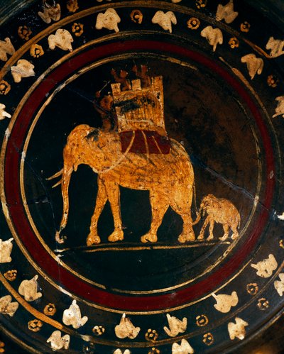 Assiette décorée de figures d
