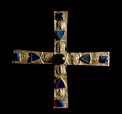 Archéologie du Moyen Âge. Art barbare de Lombardie : Croix de Gisulfo, en feuille d