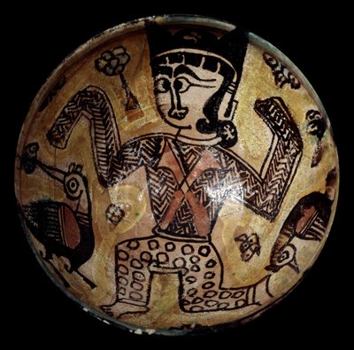Art persan : coupe en terre cuite avec un personnage et deux oiseaux. Collection privée - School Persian