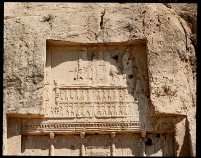 Vue de la Nécropole et du tombeau de Darius Ier le Grand avec un relief le représentant honorant le soleil - School Persian