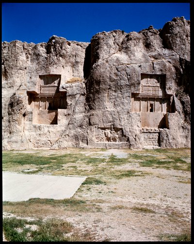 Vue de la Nécropole et des tombes appartenant aux rois achéménides, de gauche à droite, Artaxerxès I, Darius I le Grand - School Persian