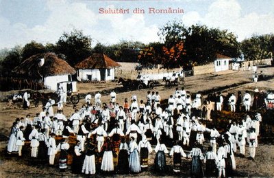 Carte postale représentant des Roumains dansant dans un village, vers 1910 - School Romanian