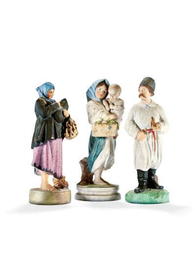 Trois figurines en porcelaine représentant deux femmes tenant des enfants, et un cosaque avec une pipe, fin 19ème siècle - School Russian
