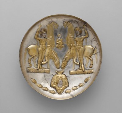 Assiette avec des jeunes et des chevaux ailés, c.5ème-6ème siècle AD - School Sasanian