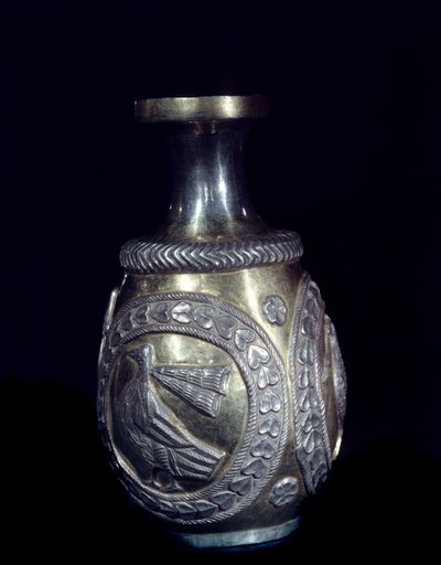 Art sassanide : Carafe en or et argent décorée de trois médaillons avec des coqs en relief - School Sasanian
