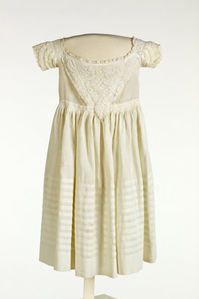 Robe de baptême pour garçons avec broderie Ayrshire sur le devant et les manches, c.1850 - Scottish School