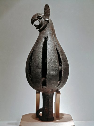 Art scythe : ornement en forme de griffon avec tête d