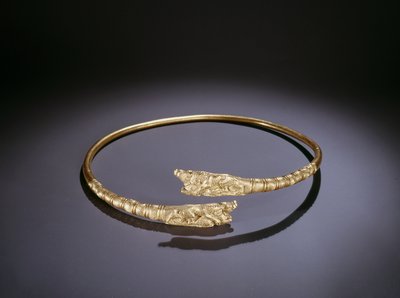 Torque avec des lions attaquant des sangliers aux extrémités (or) - Scythian