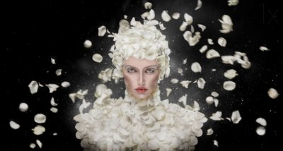 La femme aux pétales éthérés - See Plus