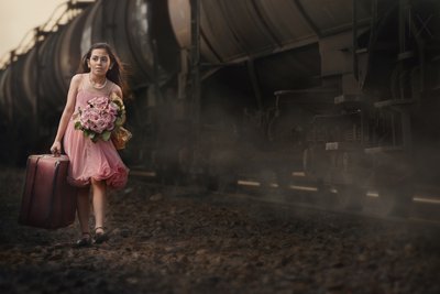 Voyage en train en robe rose - See Plus