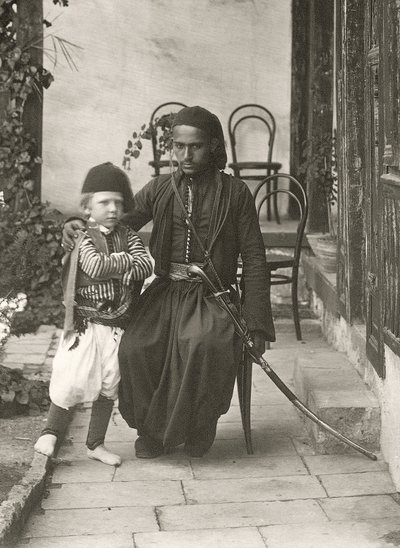 Kawass arabe (garde ottoman) avec un jeune garçon dans le jardin d