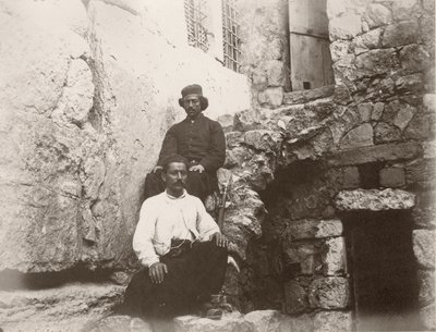 Deux hommes assis à côté du linteau de la Porte de Barclay dans le Mur Occidental du Mont du Temple, Jérusalem, 1866 - Sergeant Henry Phillips