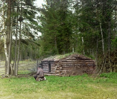 Un homme devant une cabane pour bûcherons et kuria (brûlage de charbon) dans la forêt, Empire russe, entre 1905 et 1915 - Sergey Prokudin Gorsky