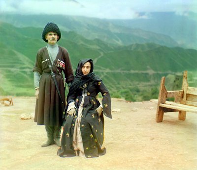 Types du Daghestan – un homme avec des médailles et un poignard et une femme en robe noire, Empire russe, entre 1905 et 1915 - Sergey Prokudin Gorsky
