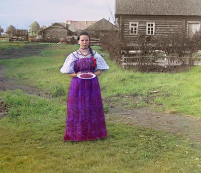 Fille avec des fraises sur une assiette, Empire russe, de 