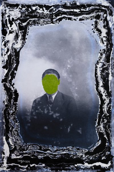 jeune homme posant seul, 2019 (technique mixte) - Sergis Adamos