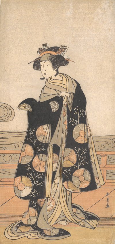 Yoshizawa Iroha en femme debout sur l