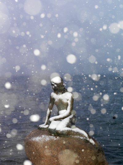 Tempête de neige sur la statue de La Petite Sirène par Edvard Eriksen, hiver à Copenhague, Danemark, 2022 (photo) - Sisse Brimberg