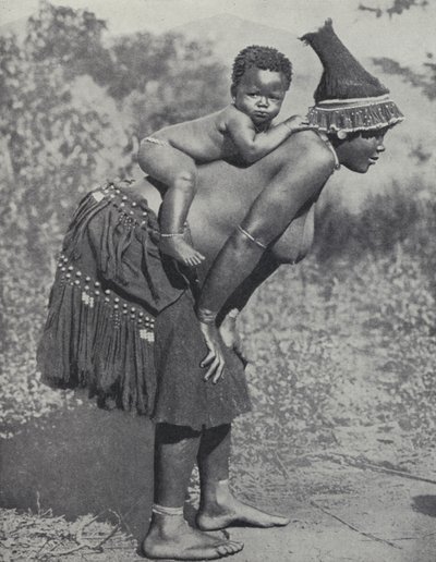 Femme portant son bébé sur son dos, Afrique du Sud (photo n/b) - South African Photographer