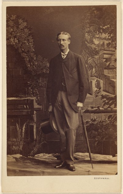 [Homme non identifié, moustachu, tenant un chapeau haut de forme et un parapluie, debout]. - Southwell Brothers