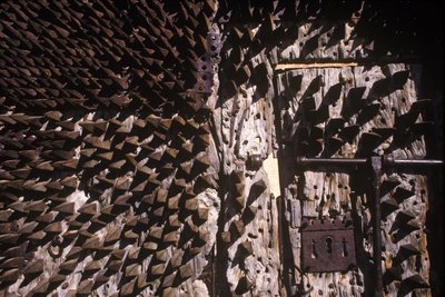 Pointes métalliques incrustées dans une porte de château - Spanish School