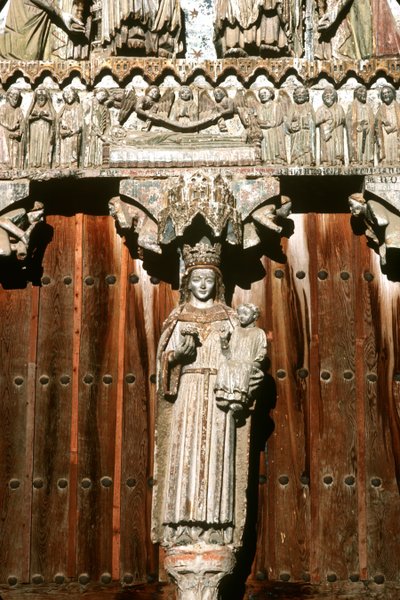 Le portail ouest avec statue de la Vierge à l